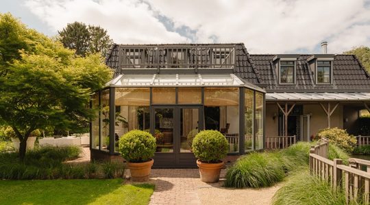 De achterzijde van de villa in Laren.