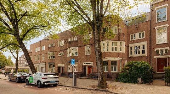 De buitenzijde van de villa in een Amsterdamse wijk.
