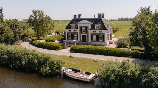 De voorkant van de villa aan de Vecht.