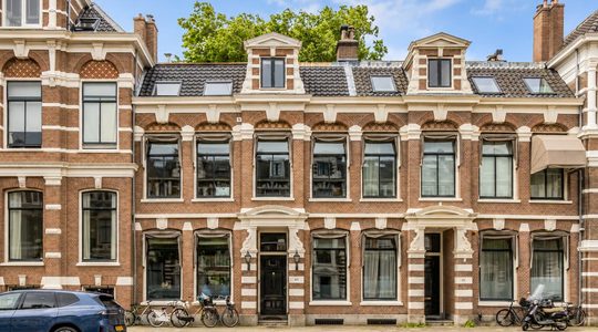De voorzijde van het herenhuis in Haarlem.