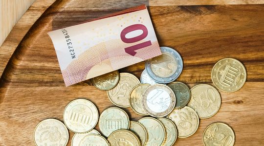 Geld, wat men minder zal hebben in 2027 door een dalende koopkracht.