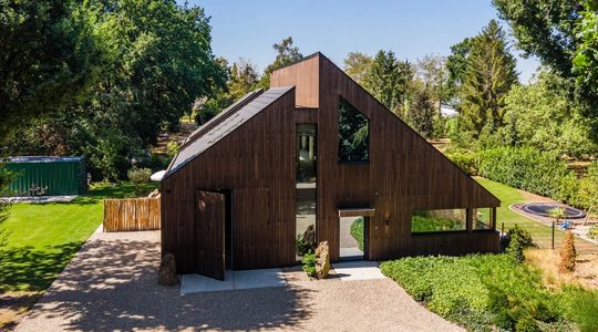 De voorkant van de villa in Noord-Brabant.