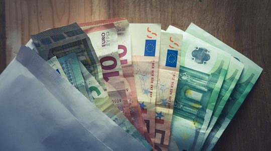 Contant geld, wat in Nederland niet meer zo vaak wordt geaccepteerd.