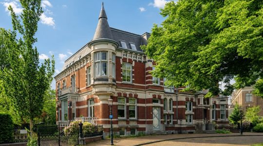 De voorzijde van de villa in Haarlem.