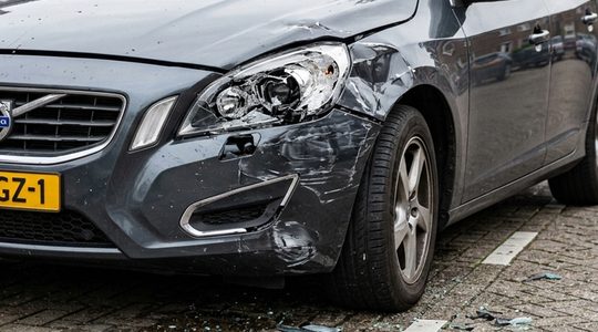 Een auto met schade, wat een goed begin is om met AI verzekeringsfraude te plegen.
