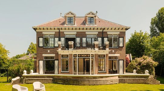 De achterzijde van de monumentale villa.