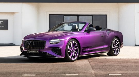 De voorkant van de paarse Bentley Continental GTC Mulliner.