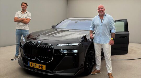 Andy van der Meijde met zijn nieuwe BMW
