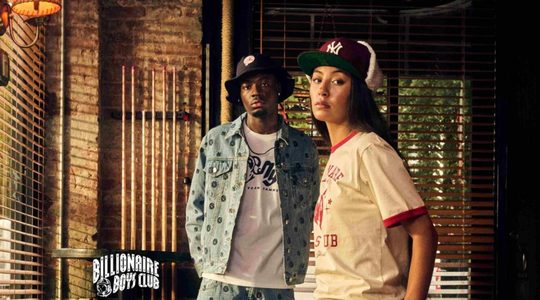 Een man en vrouw poseren in kleding van de nieuwe collectie van Billionaire Boys Club en Yankees