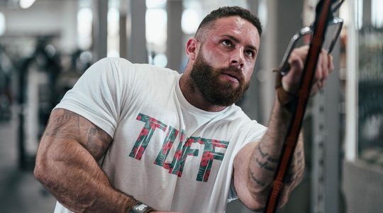 Illustratie voor: Van voetballer naar bodybuilder: voormalige voetballer is compleet onherkenbaar na bizarre lichaamstransformatie
