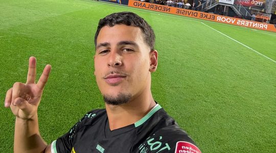 Edhy Zuliani van VVV-Venlo die met kauwgompakjes speelde als scheenbeschermer.