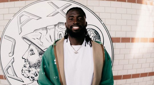 Tolu Arokodare op de foto bij Ajax