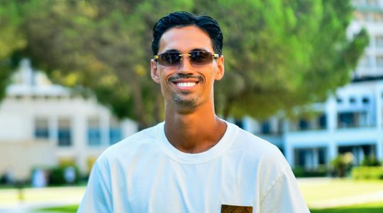 Tijjani Reijnders op de foto met een wit shirt en een zonnebril.
