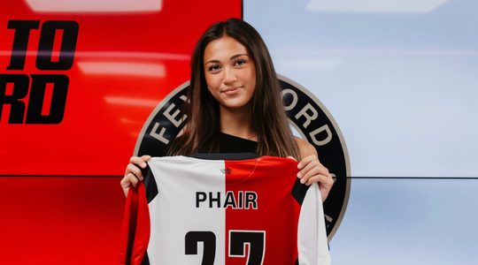 Casey Phair is de bloedmooie nieuwe aankoop van Feyenoord.