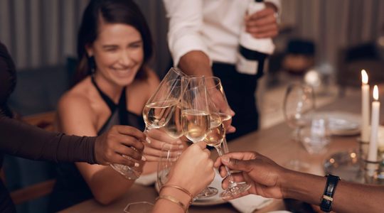 Een groep vrienden die proost met drankjes