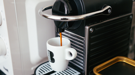 Een koffiezetapparaat waar koffie uitkomt.