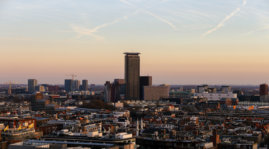 Den Haag met een zonsondergang op de achtergrond.