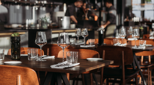 Een restaurant met nette, gedekte tafels