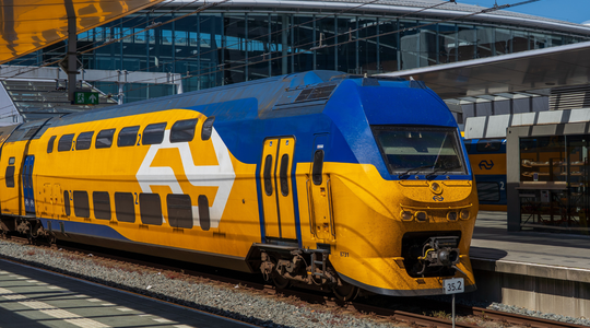 Een NS-trein die bij het perron wacht.