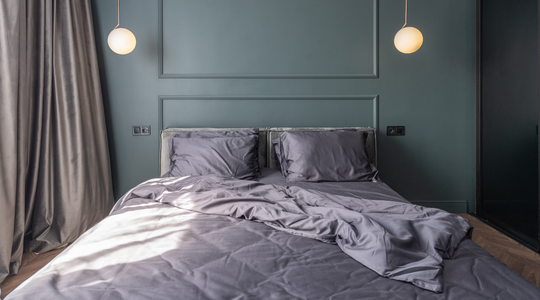 Een bed met opengeslagen deken.