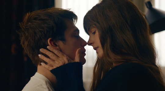 Anne Hathaway en Nicholas Galitzine in The Idea of You.
