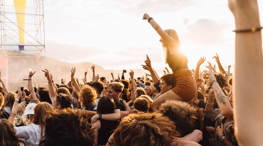 Mensen die staan te dansen op een festival