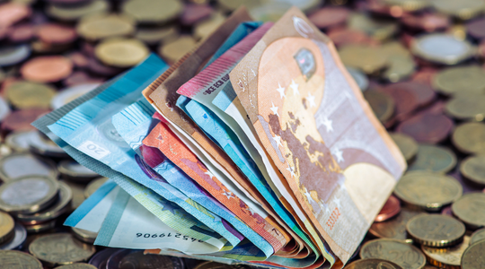 Geld wat op een stapeltje op muntjes ligt.