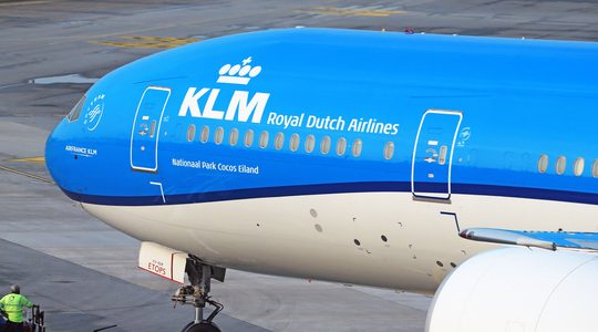 Een vliegtuig van KLM, het bedrijf dat zijn catering heeft aangepast.
