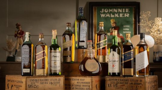 De whiskycollectie met Johnnie Walker-flessen.