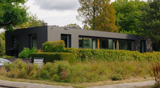 De buitenzijde van de luxe designvilla.