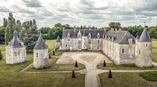 De buitenzijde van het Franse kasteel.