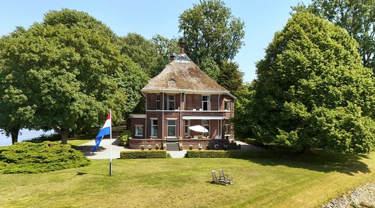 De buitenzijde van de villa in Kinderdijk.