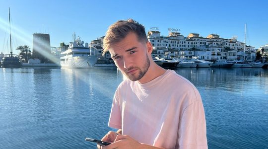 Gio Latooy, de man die een nieuwe villa kocht.