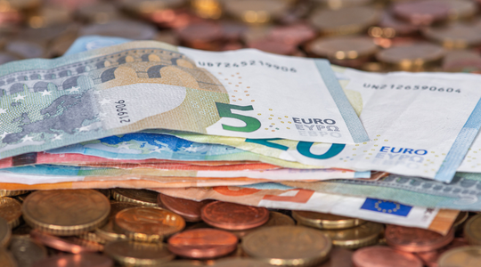 Verschillende soorten muntgeld, euro's, centen. Ook briefgeld