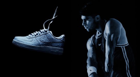 Een schoen uit de nieuwe Cactus Court Collection van Travis Scott in samenwerking met Nike en Carlos Alcaraz