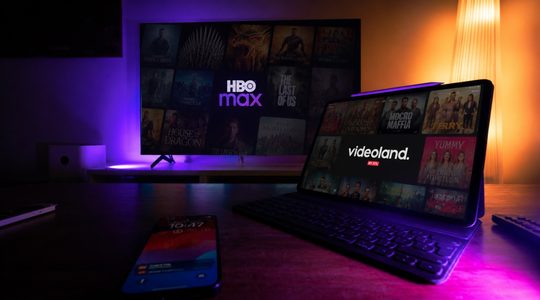 Beeldschermen met de logo's van HBO Max en Videoland