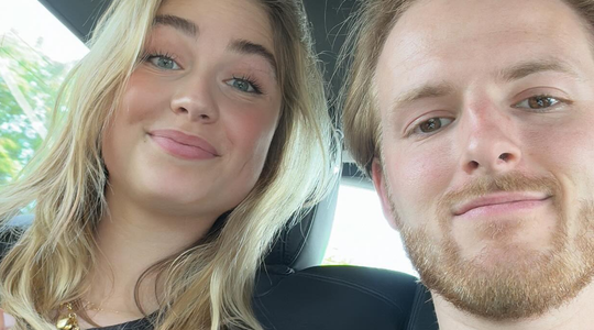 Koen van Heest (de YouTuber en zanger die recent een nieuwe Lamborghini heeft gekocht) op de foto met zijn vriendin Roxy Dekker