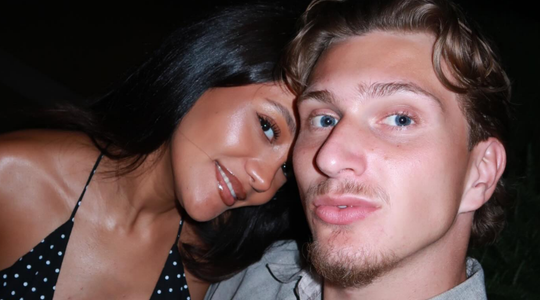 Mika Godts (de voetballer met een nieuwe homegym) met zijn vriendin