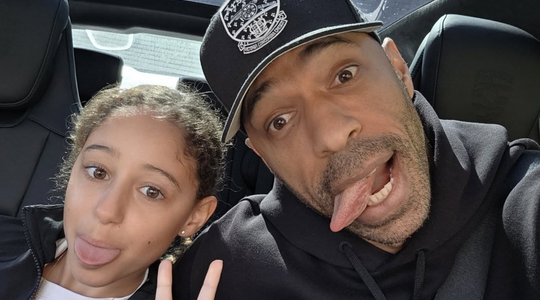Thierry Henry, de man die zijn penthouse te koop heeft gezet, met zijn dochter