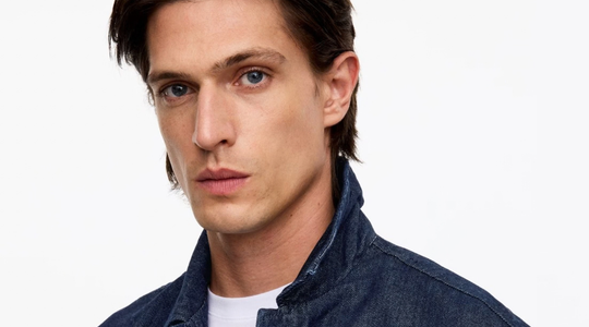 Een model van H&M (het kledingmerk dat een bijzondere 3 voor 2-deal op de site heeft lopen momenteel)