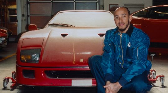 Lewis Hamilton naast zijn nieuwe F40
