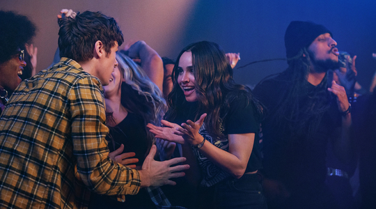 Sofia Carson en Kyle Allen in The life list