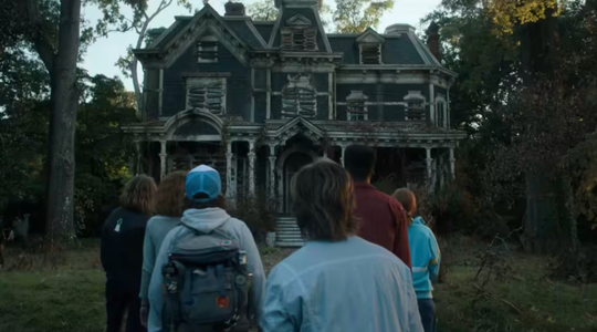 Een groep uit Stranger Things die voor het Creel House staan.