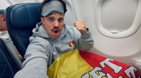 Average Rob die een selfie maakt in een vliegtuig.