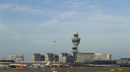 Schiphol met de luchtverkeerstoren.