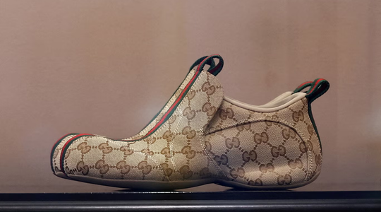 Een Gucci-sneaker