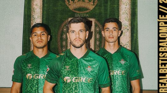 Voetballers in het nieuwe uitshirt van Real Betis