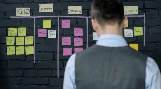 Een man die naar visuele tools kijkt om te helpen aan zijn project