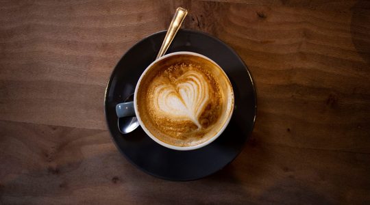 Een kopje koffie op een schoteltje.