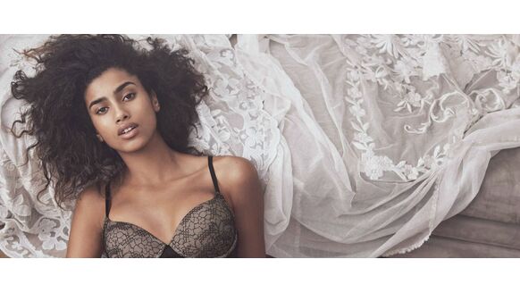 Nederlandse Imaan Hammam in heel sexy lingerie